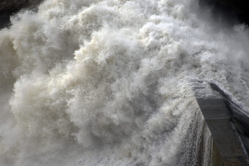 water force on dam