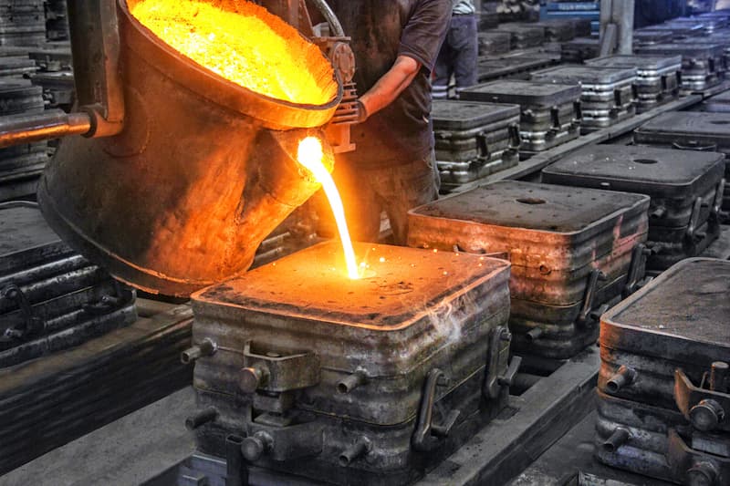 metal casting pouring