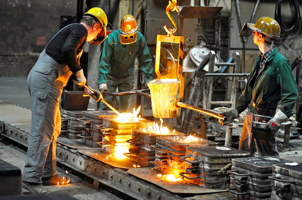 metal casting pouring